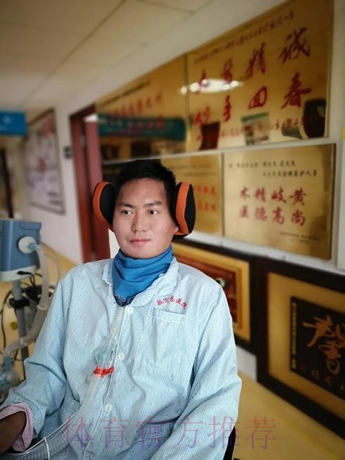 兑现诺言 中国之队赠送电视给渐冻人王甲 兑现诺言 中国之队赠送电视给渐冻人王甲